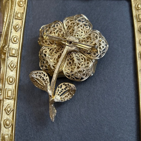 1950s vintage Oversized Coro flower brooch gold filigree petals with faux pearls - Picture 5 of 8